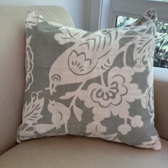 Two Thomas Paul 100% linen pillows, 22x22 inches with down inserts included. - Picture 4 of 9